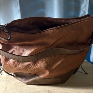 Faux leather purse. Bueno purse plenty of room.